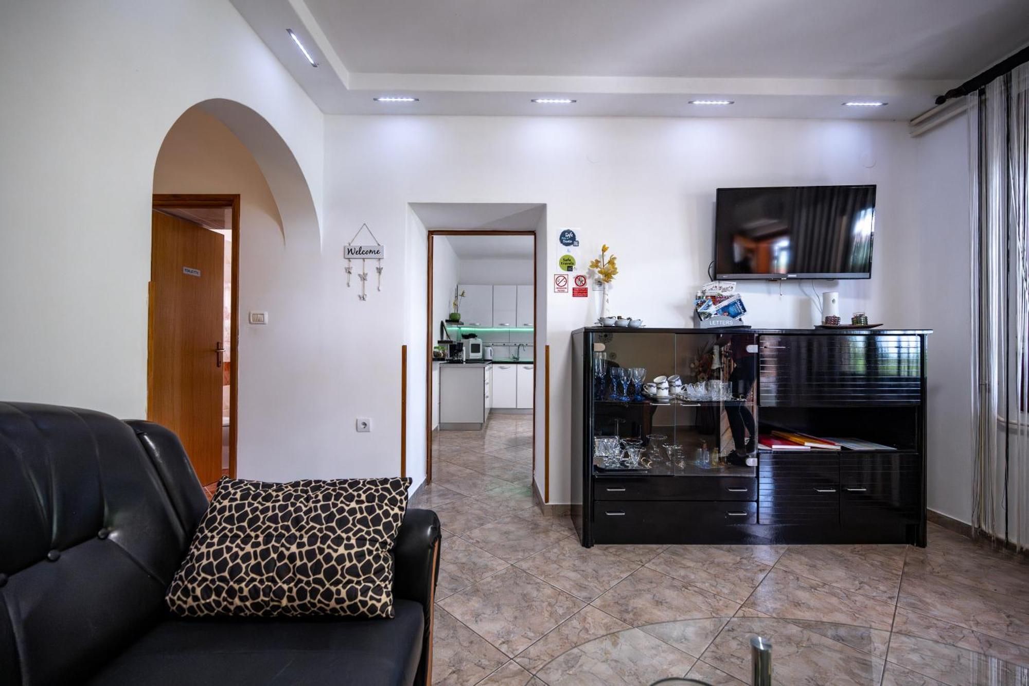E-M Apartments With Private Pool Vinkuran Exterior photo