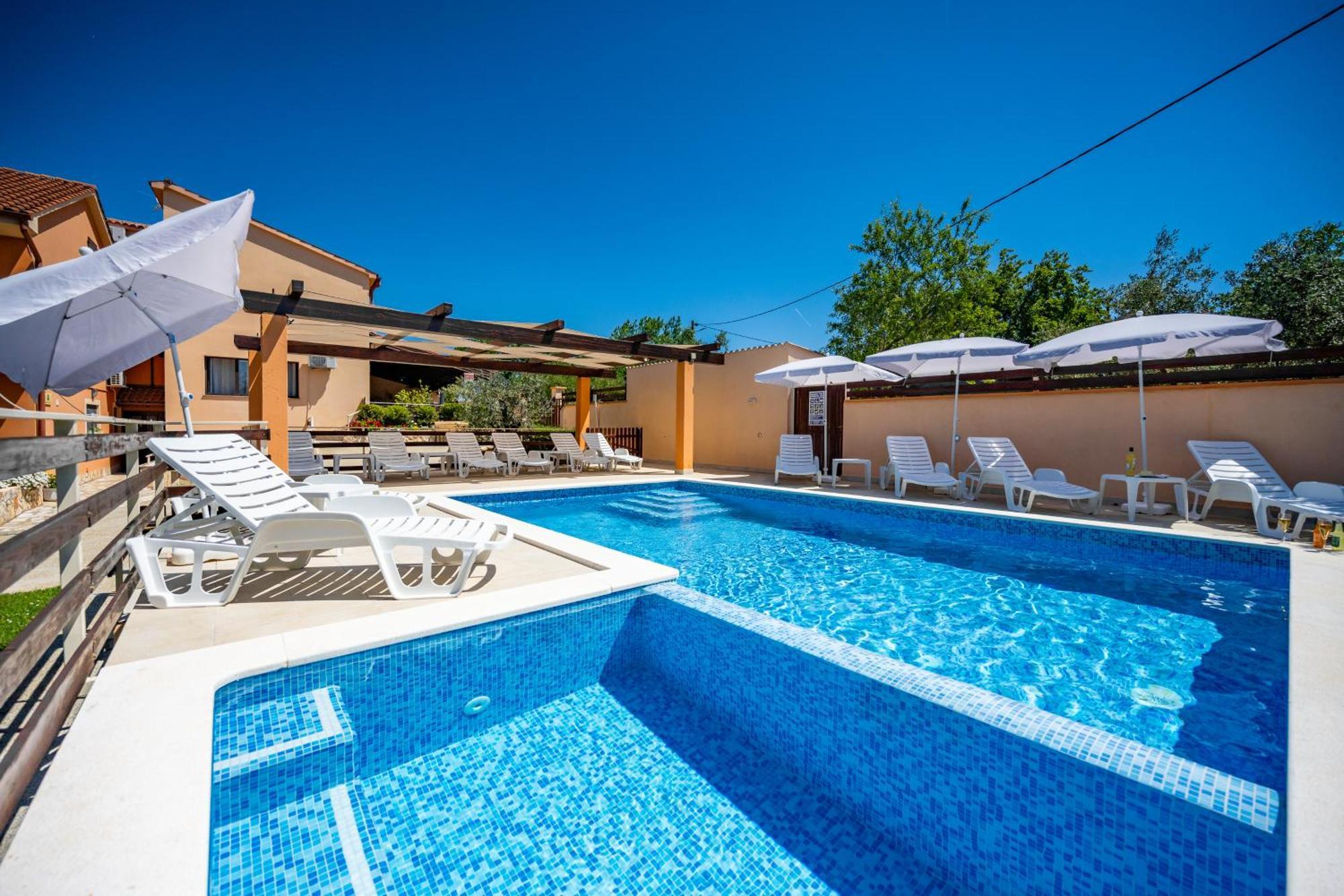 E-M Apartments With Private Pool Vinkuran Exterior photo