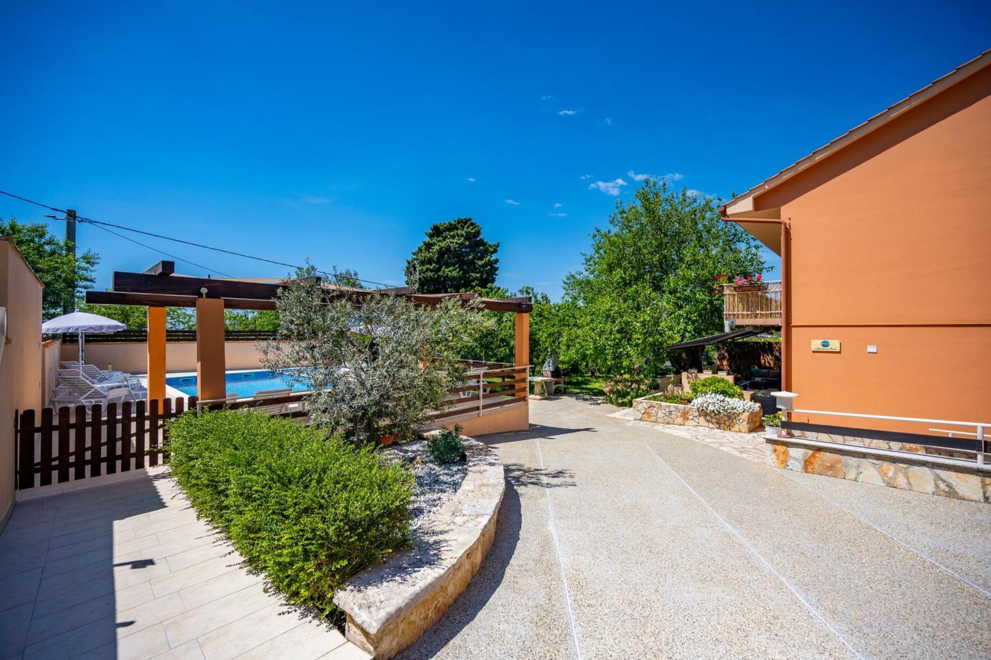 E-M Apartments With Private Pool Vinkuran Exterior photo