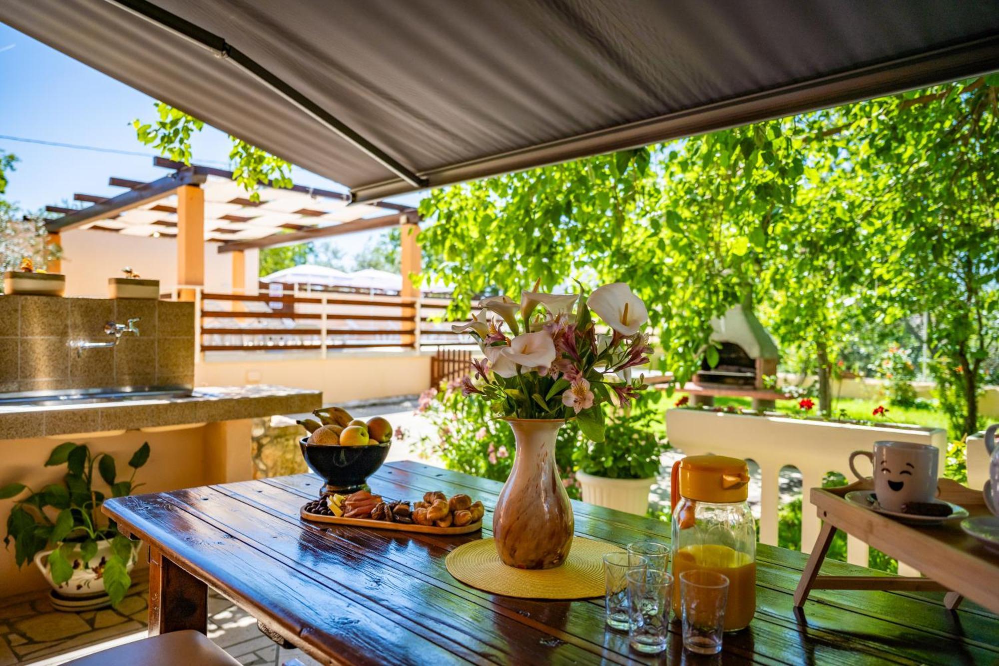 E-M Apartments With Private Pool Vinkuran Exterior photo
