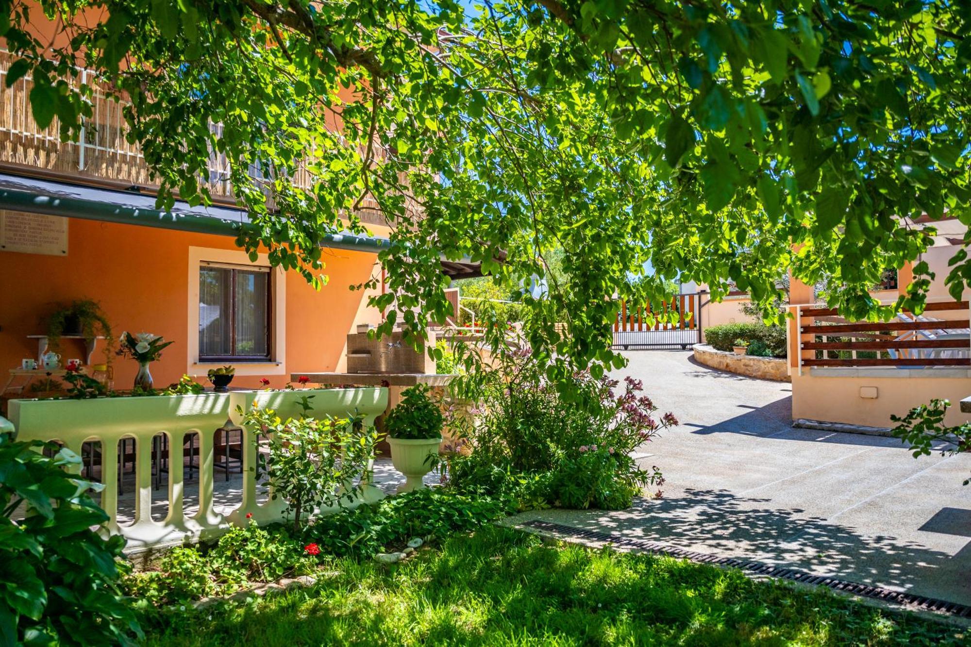 E-M Apartments With Private Pool Vinkuran Exterior photo