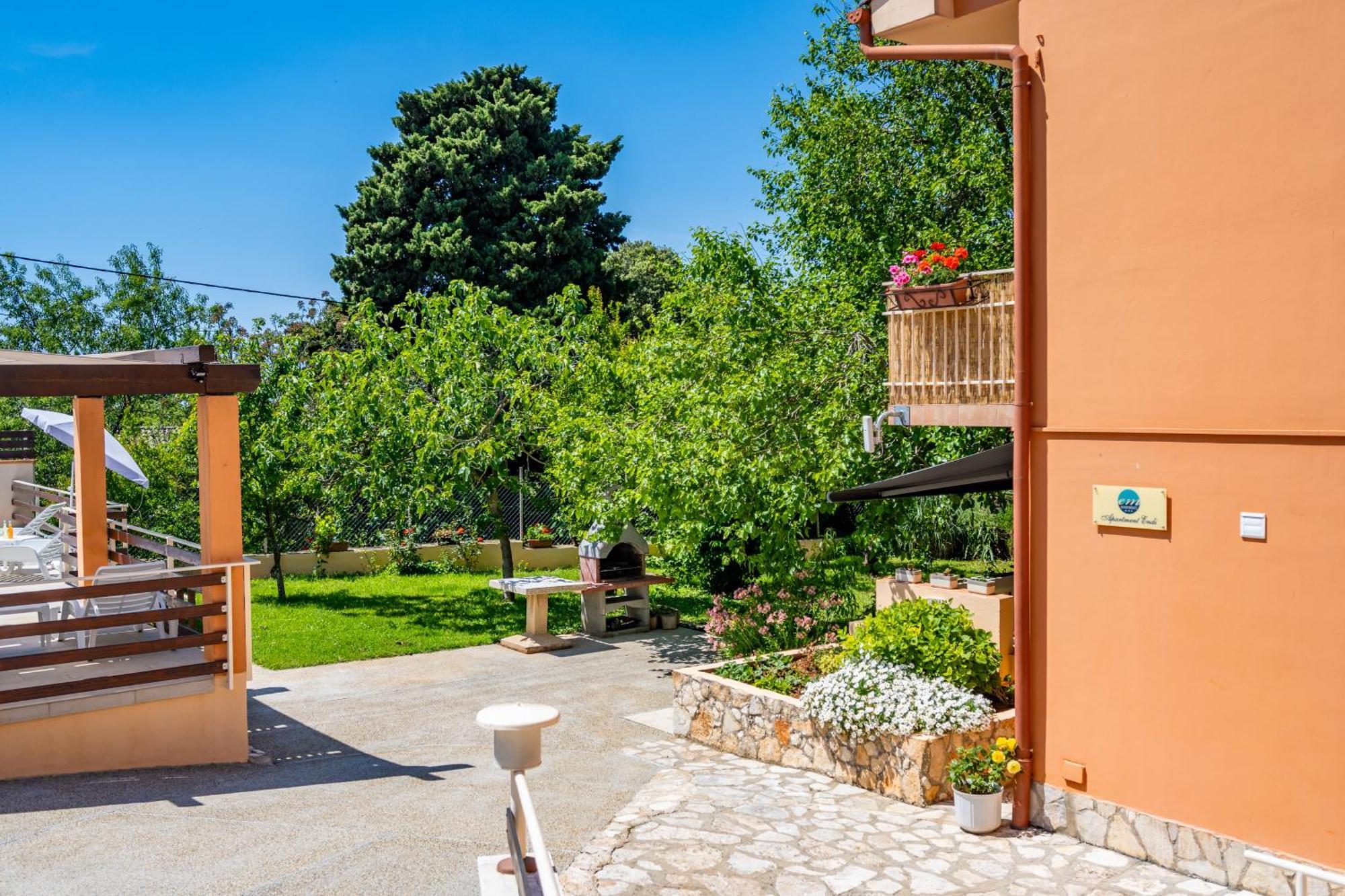 E-M Apartments With Private Pool Vinkuran Exterior photo