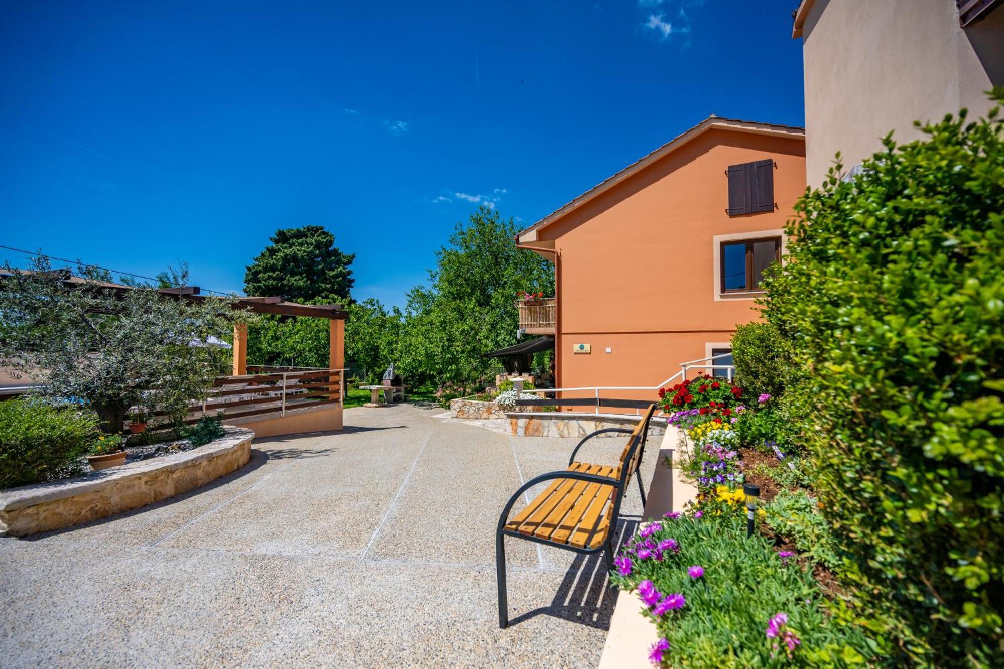 E-M Apartments With Private Pool Vinkuran Exterior photo