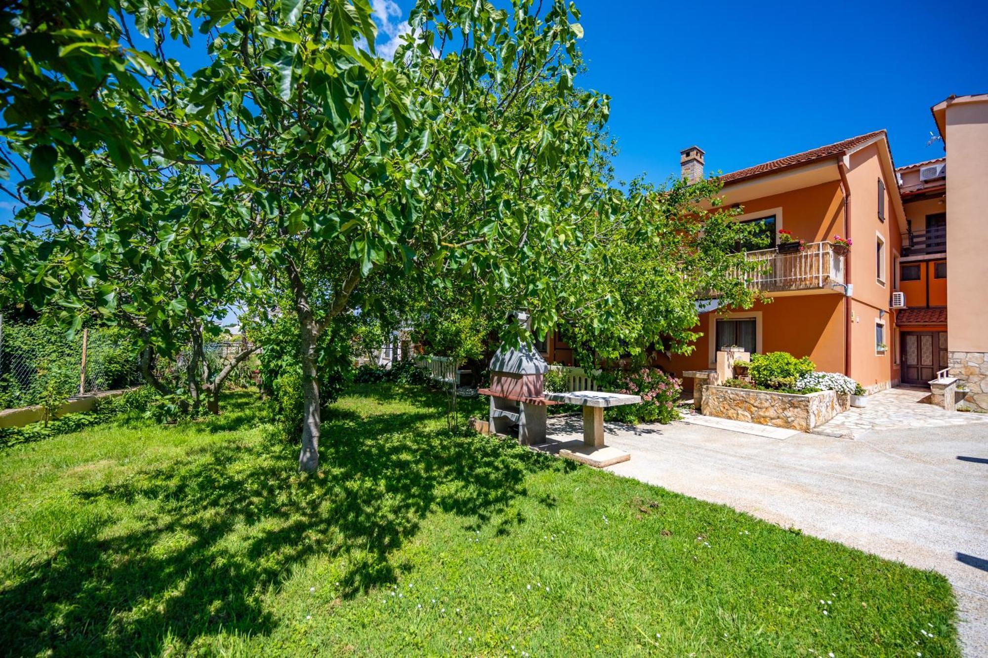 E-M Apartments With Private Pool Vinkuran Exterior photo