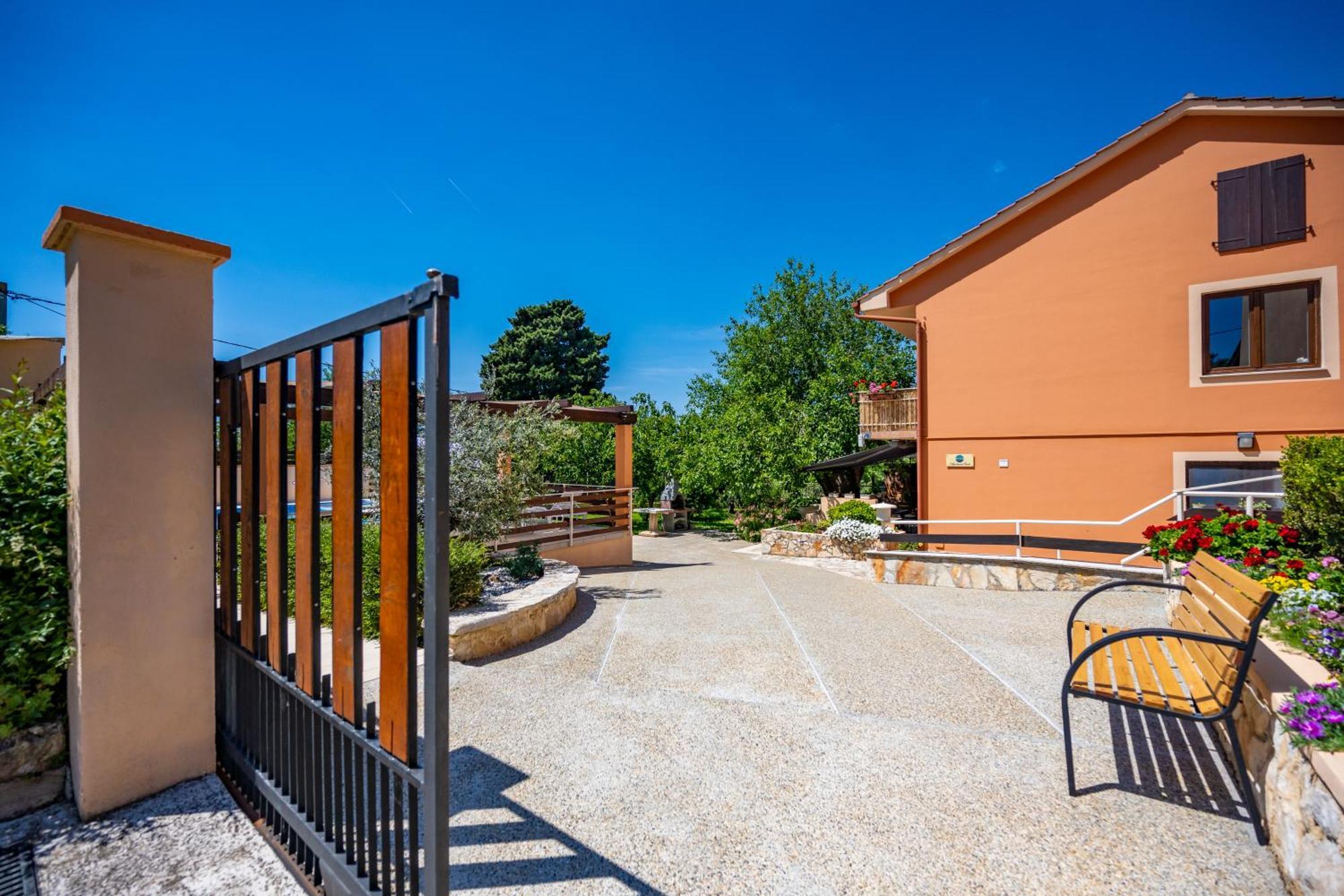 E-M Apartments With Private Pool Vinkuran Exterior photo