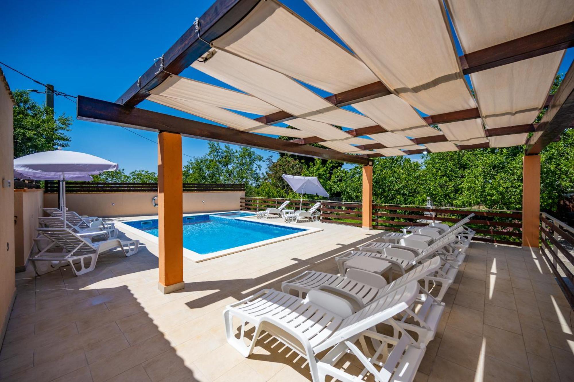 E-M Apartments With Private Pool Vinkuran Exterior photo