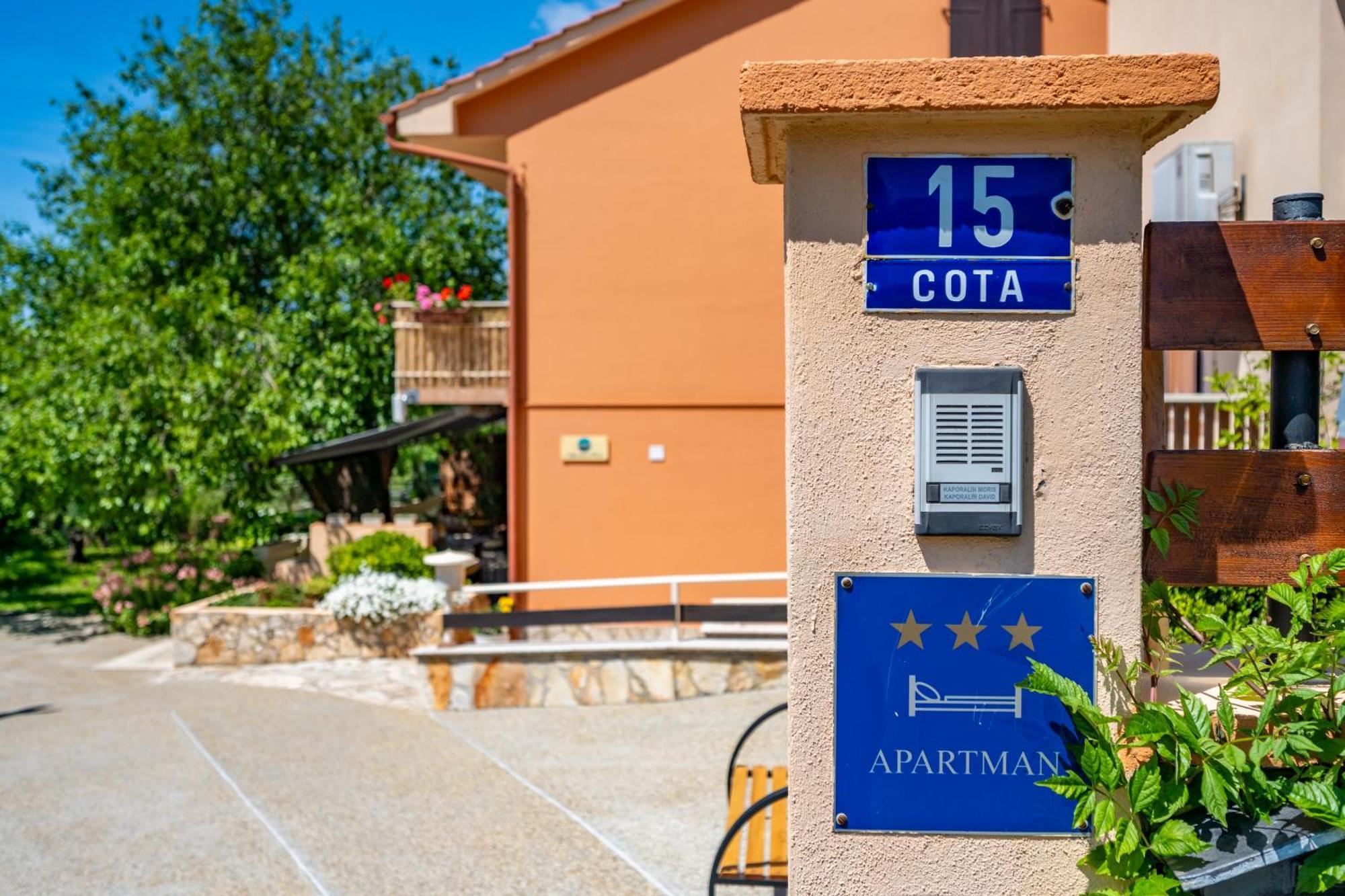 E-M Apartments With Private Pool Vinkuran Exterior photo